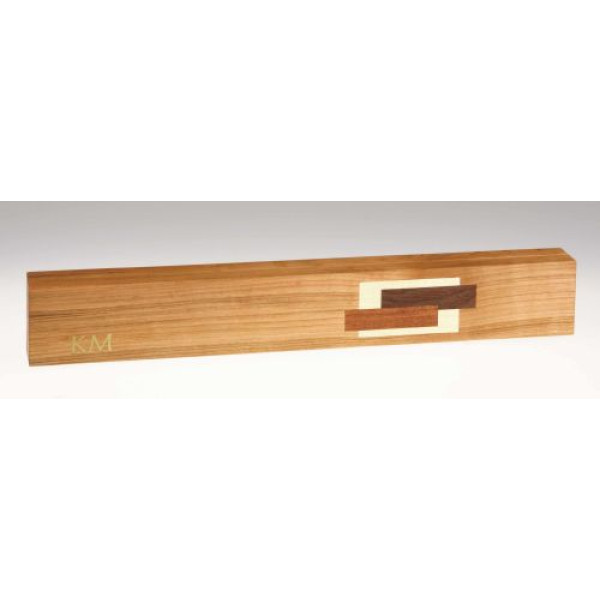 Worldmix ACER PT 15 INM MON - karmesteri pálcatok mahagóniból, egymást átfedő fanégyszögekkel és monogrammal Worldmix ACER PT 15 INM MON - karmesteri pálcatok mahagóniból, egymást átfedő fanégyszögekkel és monogrammal